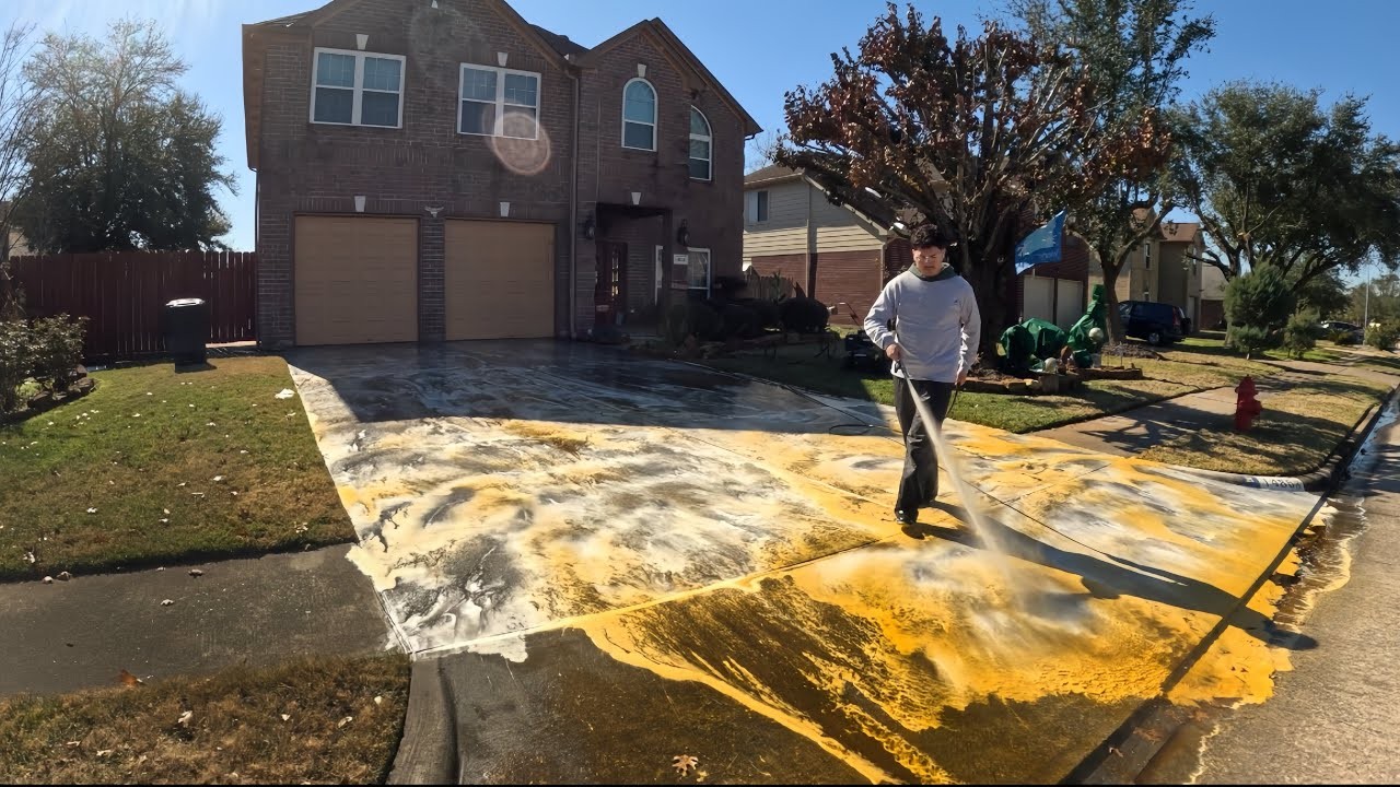 Driveway cleaning before and after transformation 1